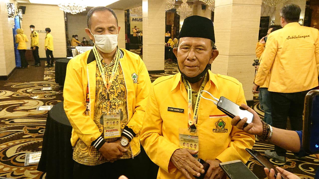 

Dewan Pembina DPD Golkar Kabupaten Bandung, Obar Sobarna mengaku bangga dengan munculnya kader-kader yang mau mencalonkan diri sebagai Ketua DPD Golkar pada Musda X Golkar Kabupaten Bandung. (Foto :ist)
