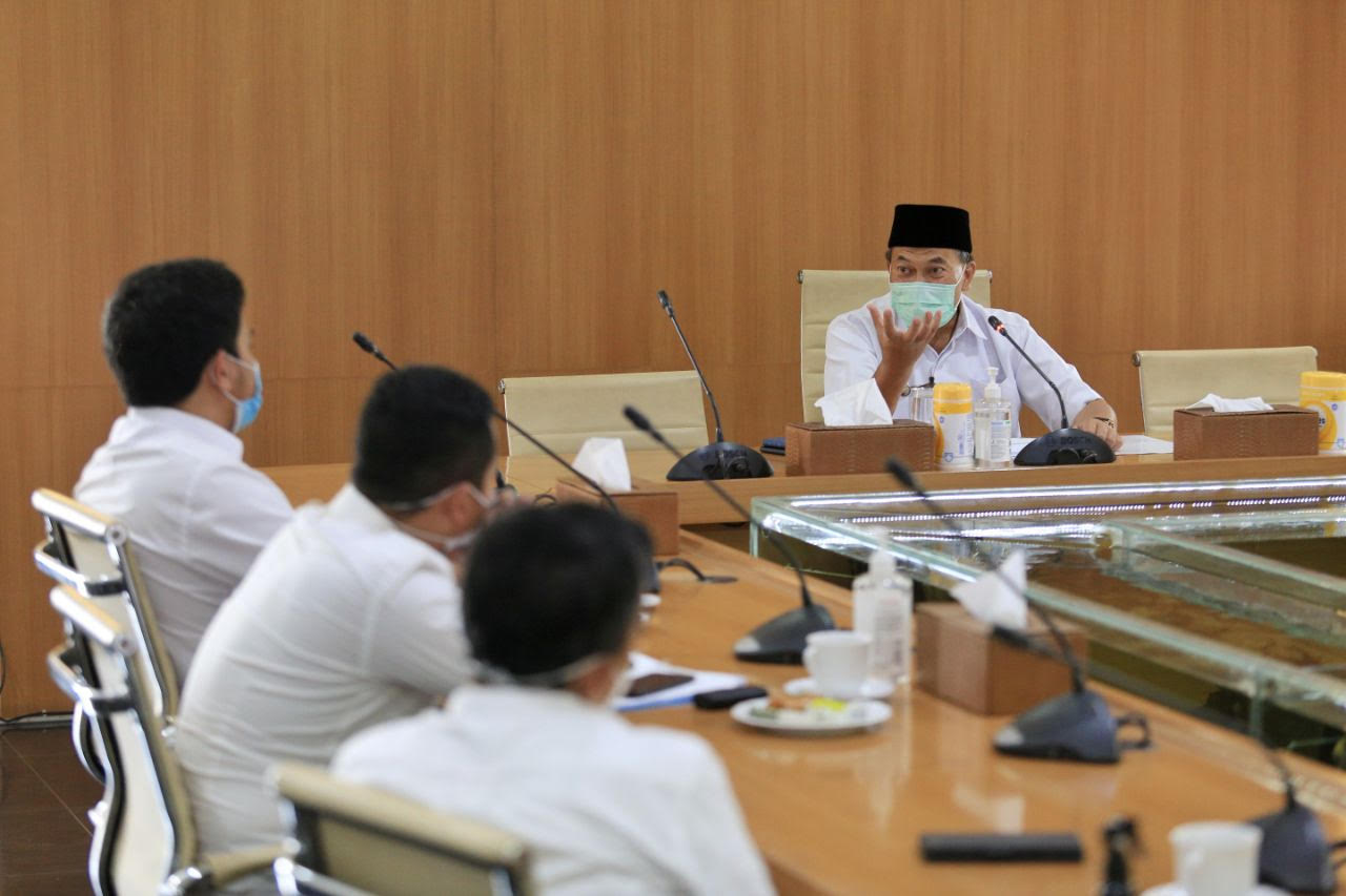 Wali Kota Bandung, Ode M Danial dalam sebuat rapat bersama stafnya (Foto: Istimewa)