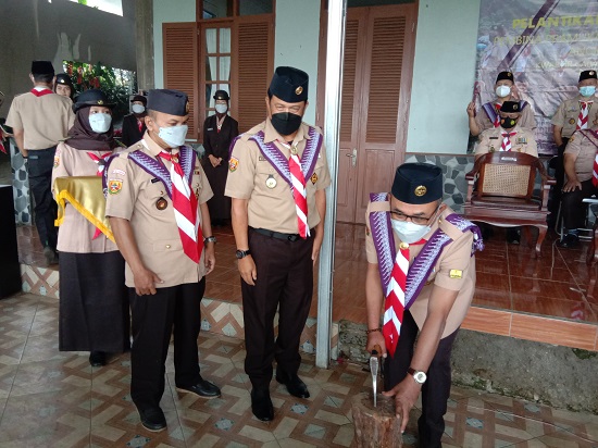 Ketua Harian Kwarda Gerakan Pramuka Jabar Denny Rudiana Ngatimin didampingi Ketua Kwarcab Pramuka KBB mencabut kapak sebagai tanda penutupan KML ke-IV (Foto: Istimewa)