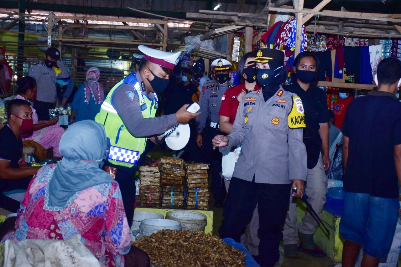 Kapolres Banjar, AKBP Melda Yanny saat berkunjung ke Pasar Langkaplancar (Foto: Nanang Yudi/dara.co.id)