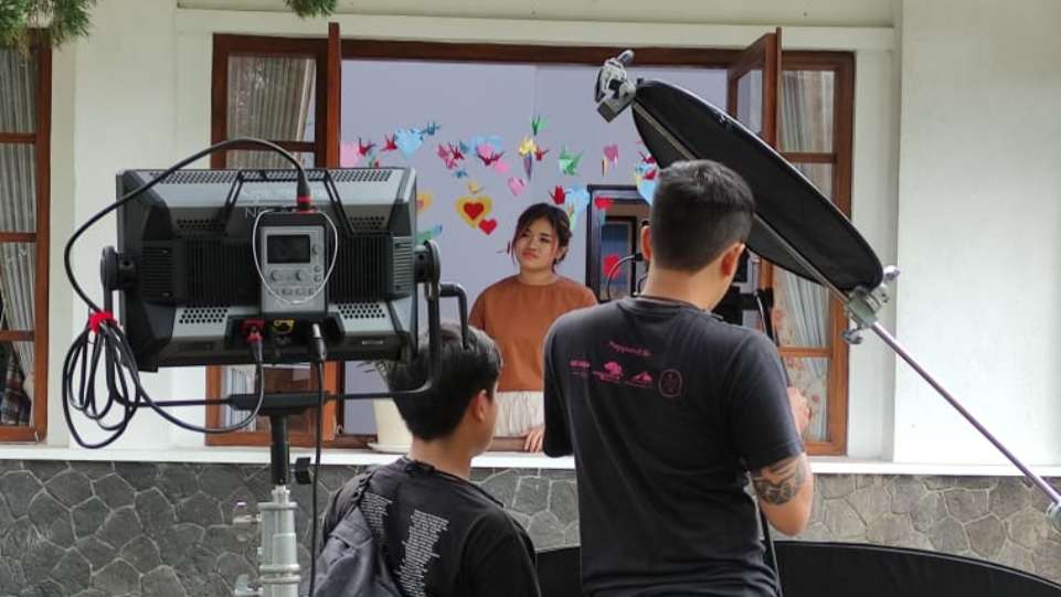 Bea Serendy saat syuting videoklip lagu Sampai Matahari Berhenti Bersinar. (Dok. Istimewa)