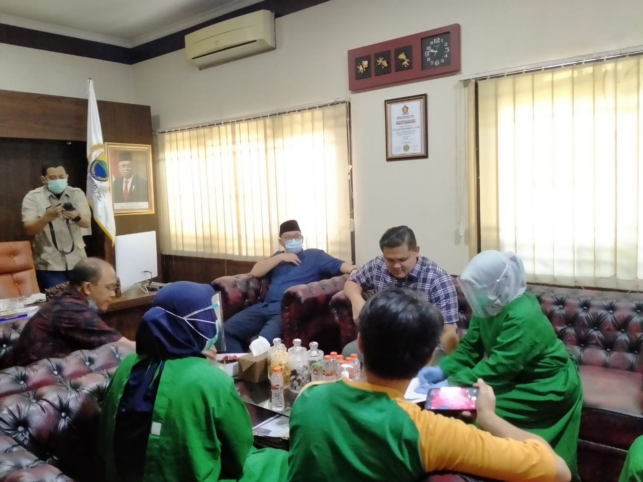 Anggota DPRD Kabupaten Cianjur sedang divaksin (Foto: Purwanda/dara.co.id)