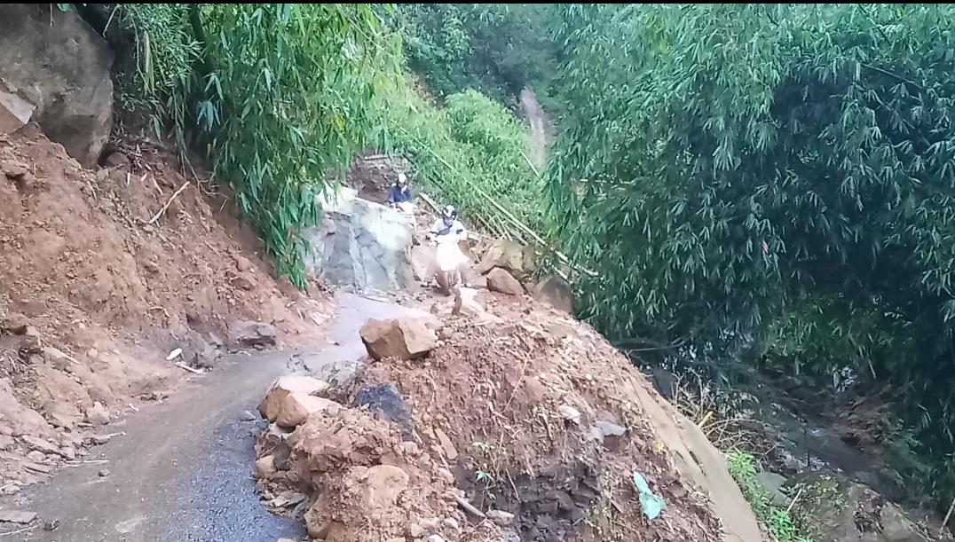 Kondisi jalan menuju lokasi wisata Lembah Panyaweuyan dari Argapura (Foto : Ardian/dara.co.id) 