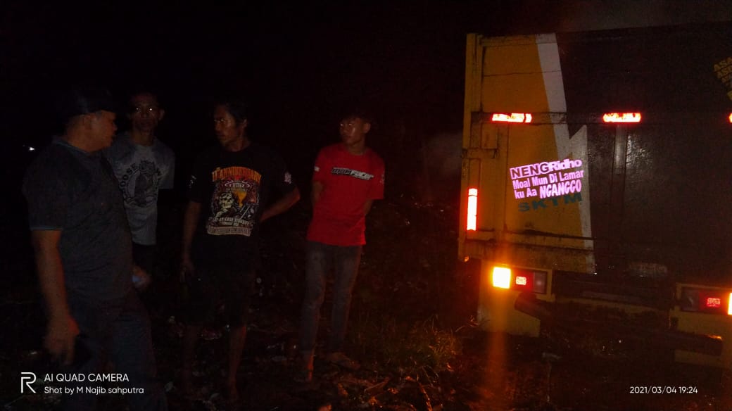 Petugas patroli DLH Cianjur saat berhasil mengamankan pelaku pembuangan limbah IPAL dan B3 milik perusahaan tekstil di Majalaya ke kawasan Jalan Lingkar Timur Cianjur (Foto: Istimewa)