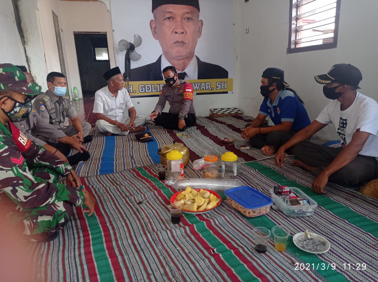 Kapolsek Juntinyuat Iptu Dedi Wahyudi saat menemui salah seorang calon kuwu (Foto: Yohanes/dara.co.id) 