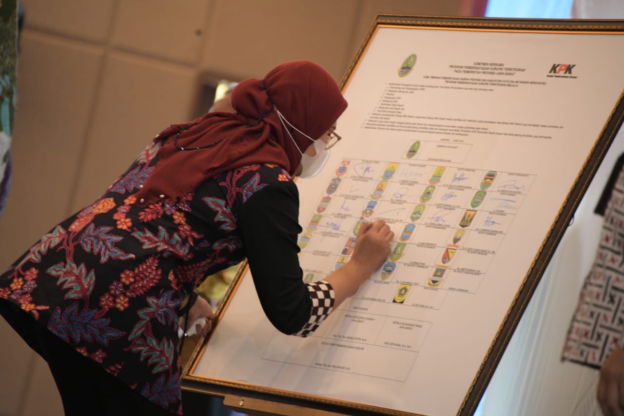 

Caption: Bupati Indramayu Nina Agustina menandatangi pernyataan dalam bentuk MoU bersama KPK di Mason Pine Hotel, Kabupaten Bandung Barat, Selasa, (16/3/2021). (Foto : ist)