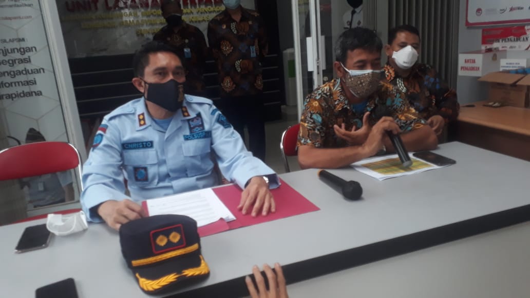 Kalapas Kelas II B Nyomplong Sukabumi,Christo Victor Nixon Toar,  saat jumpa pers terkait 47 warga pemasyarakatan binaan (WBP) yang terpapar Covid-19 (Foto: Istimewa)