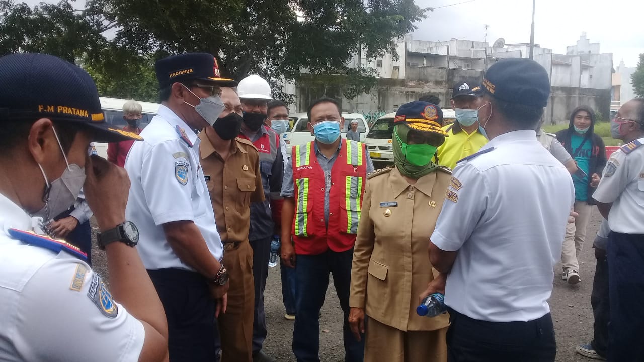 Wali Kota Banjar, Uu Ade Sukaesih saat meninjau pembangunan Terminal Tipe A Kota Banjar. (Foto : Nanang Yudi/dara.co.id)