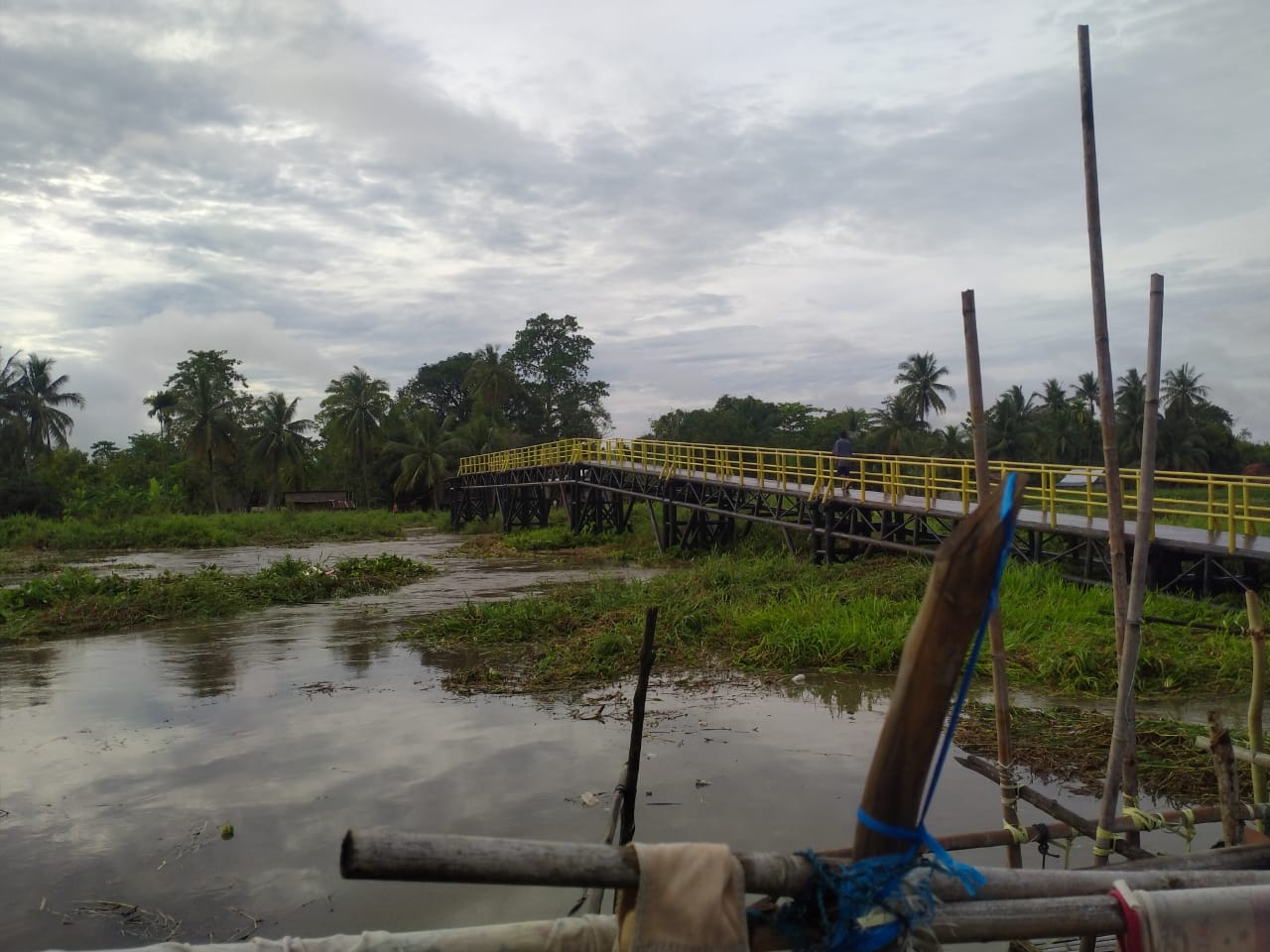 Sebuah jembatyan ambruk pasca diguyur hujan (Foto: Istimewa)