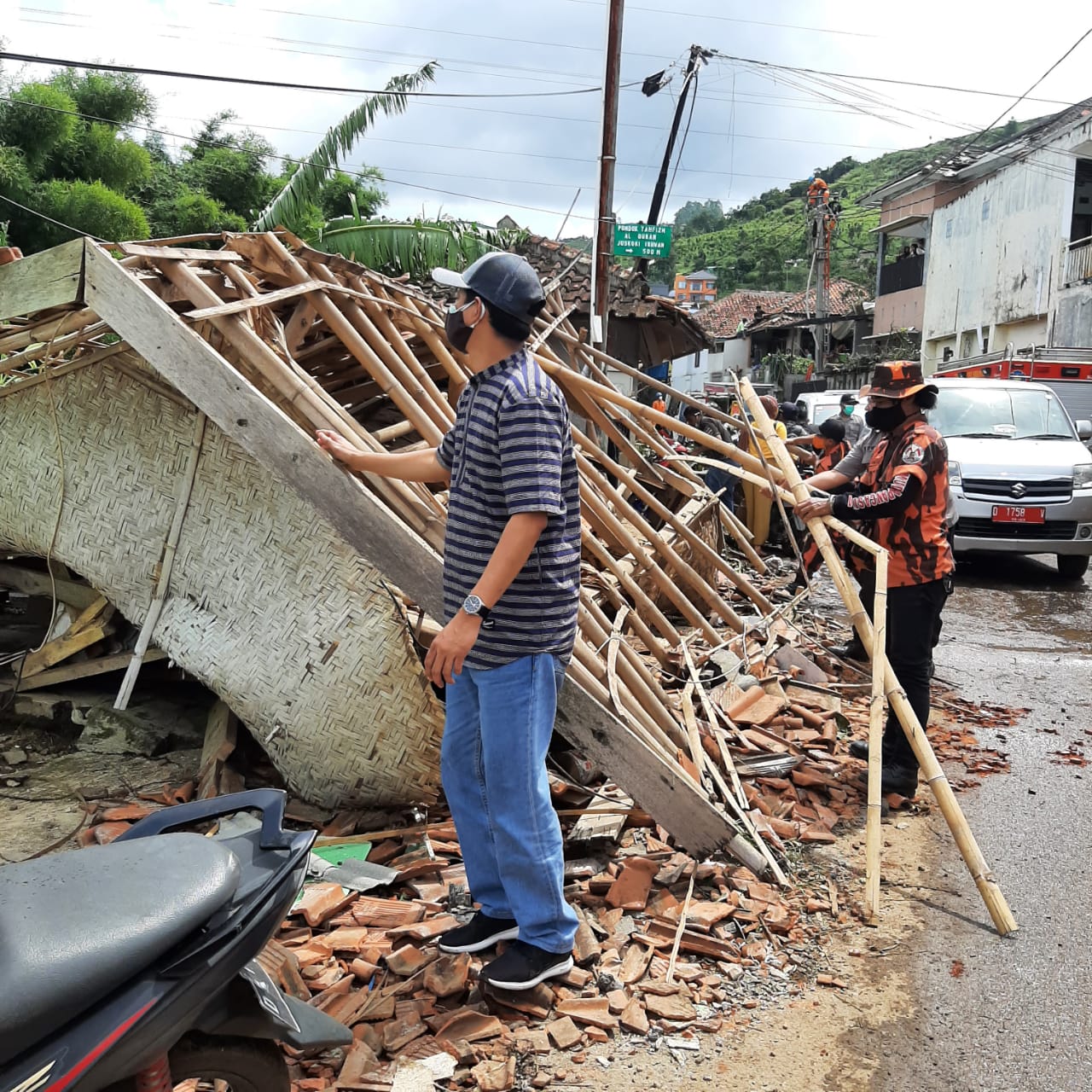 Ketua Komisi D DPRD Kabupaten Bandung, Maulana Fahmi saat meninjau korban angin puting beliung (Foto: Istimewa)