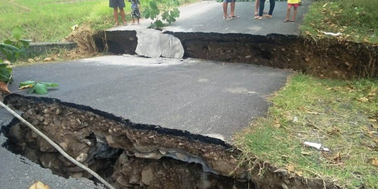 alan utama menuju kawasan wisata Pantai Sayang Heulang, Kecamatan Pameungpeuk, Kabupaten Garut amblas dan terputus (Foto: Andre/dara.co.id)