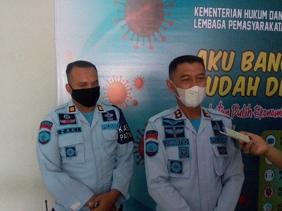 Kepala Lapas Kelas IIB Garut, RM.Krystio Nugroho, memberikan keterangan kepada wartawan di sela kegiatan vaksinasi di aula Lapas Kelas IIB Garut (Foto: Andre/dara.co.id)