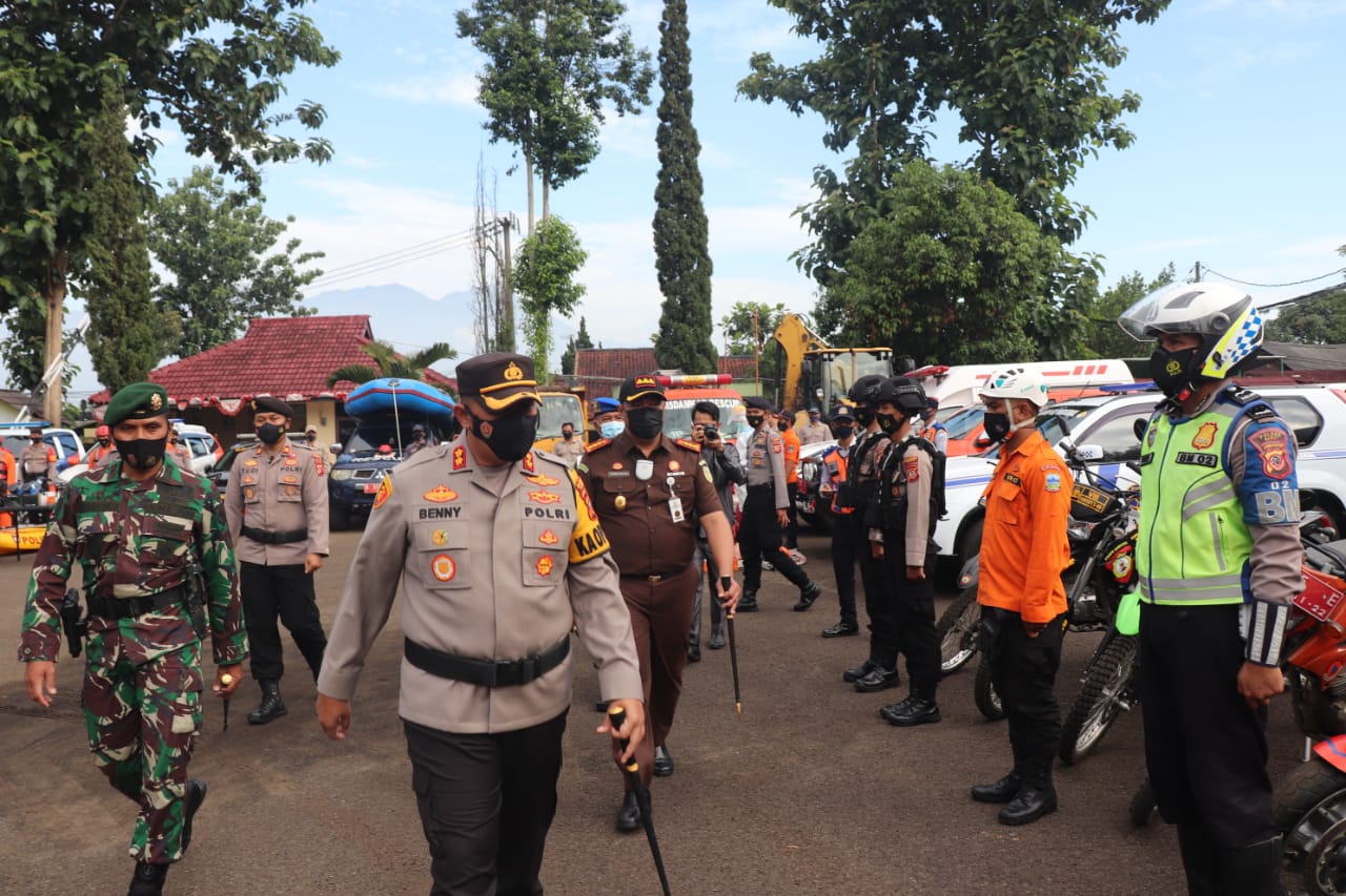 Kapolres Garut, AKBP Adi Benny Cahyono, SH, SIK, M.Si memimpin apel siaga bancana tingkat Kabupaten Garut  (Foto: Andre/dara.co.id)