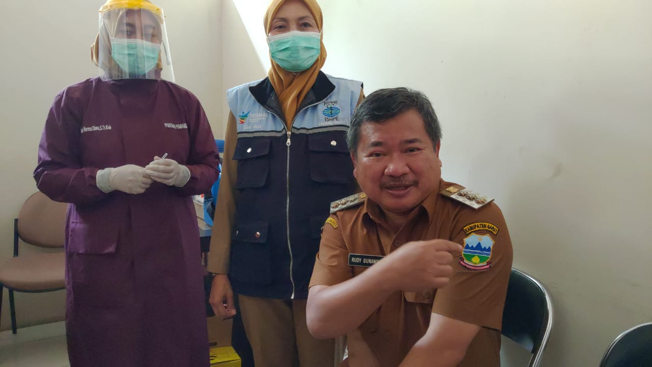 Bupati Garut, Rudy Gunawan, saat divaksinasi dosis kedua di Aula Sekretariat Daerah (Setda), Jalan Pembangunan, Kecamatan Tarogong Kidul, Kabupaten Garut, (Foto: Andre/dara.co.id)