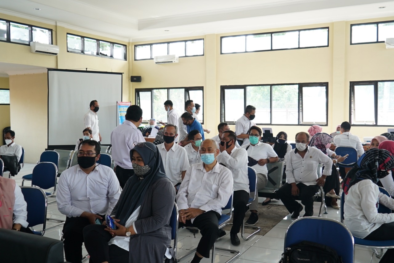 

Kegiatan vaksinasi tahap pertama untuk 163 pegawai di Kantor Dinas Pendidikan (Disdik) Kabupaten Garut, Jalan Pembangunan, Kecamatan Tarogong Kidul, Rabu (3/3/2021). (Foto : andre/dara.co.id)

