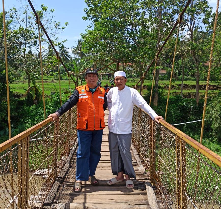 Ketua Baznas Kabupaten Garut, Rd H. Aas Kosasih, saat meninjau lokasi jembatan rawayan di Kecamatan Limbangan, Kabupaten Garut, (Foto: Andre/dara.co.id)