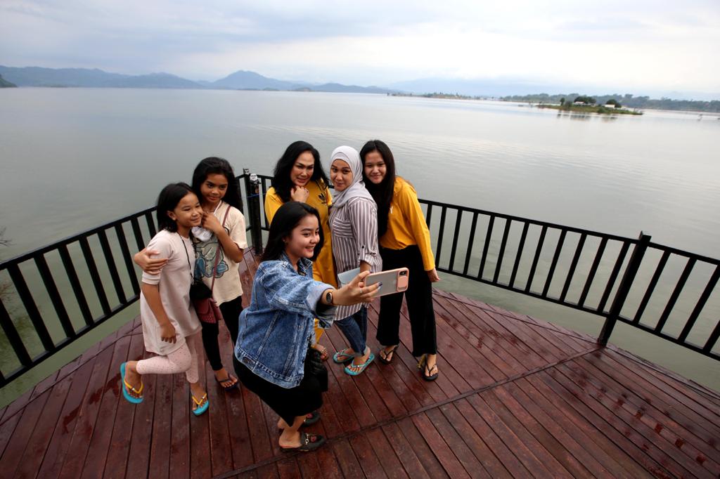 Asyik Berselfie di spot Waduk Jatigede (Foto : ist)