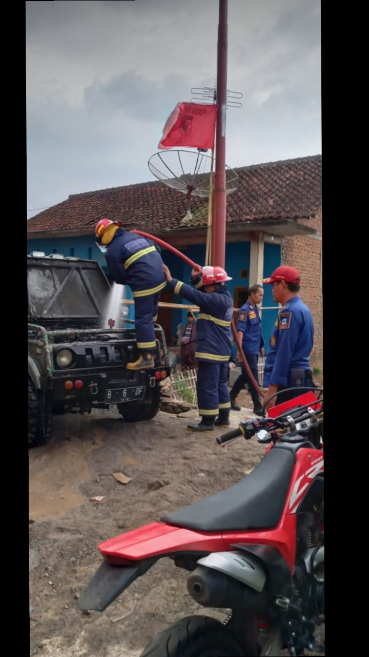 Petugas Disdamkar melakukan pemadaman 1 Unit Mobil Jimmy di Kecamatan Limbangan, Kabupaten Garut (Foto: Istimewa)