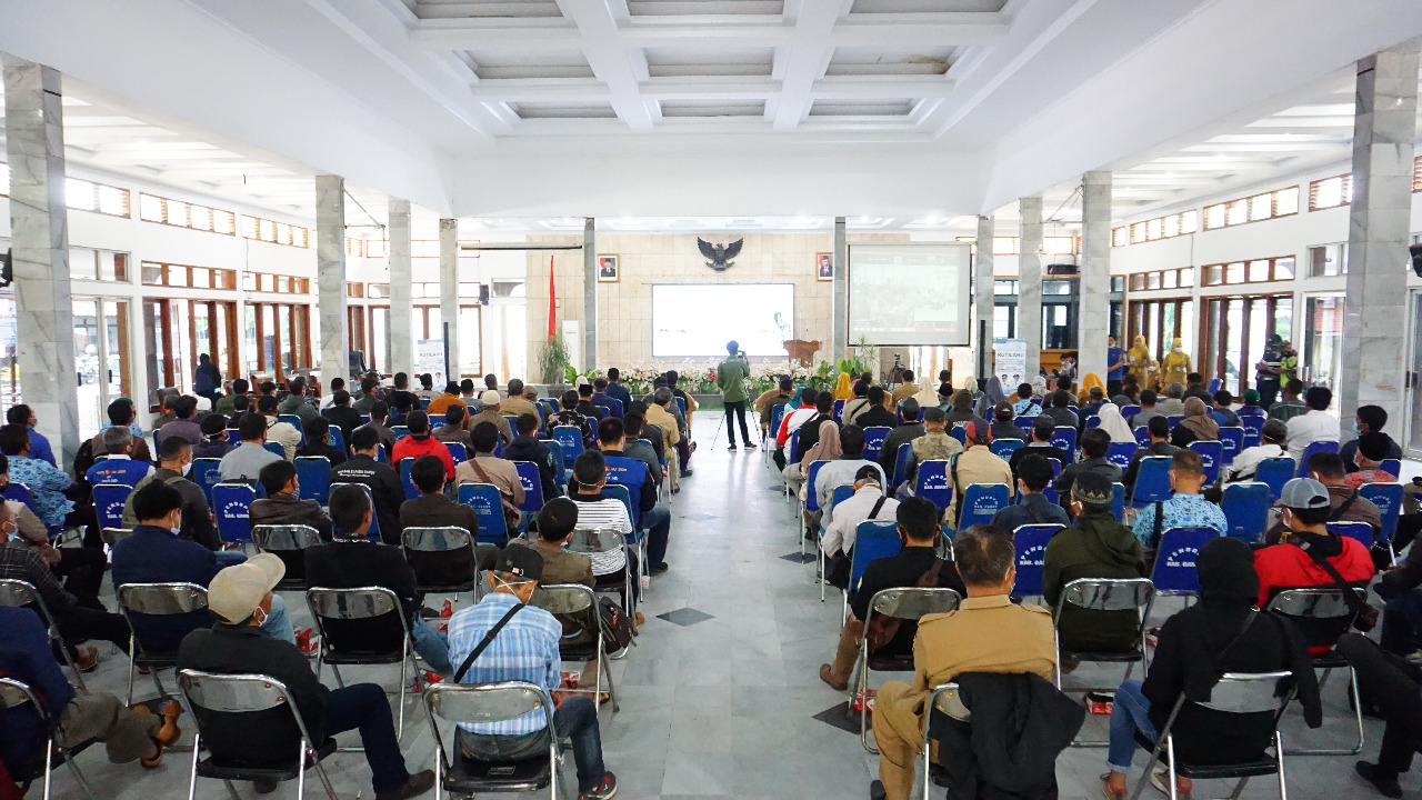 Pelaksanaan Sosialisasi Penyaluran Bantuan Sosial Rutilahu Tahun Anggaran 2021 di Gedung Pendopo, Kecamatan Garut Kota, Kabupaten Garut (Foto: Andre/dara.co.id)