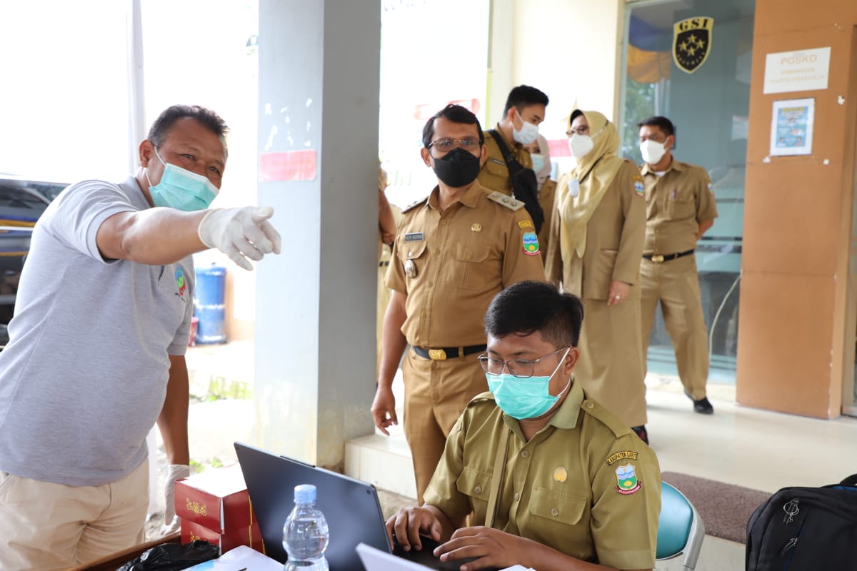 Wakil Bupati Garut, dr.Helmi Budiman, saat meninjau pelaksanaan vaksinasi tahap 2 di Disnakertrans  (Foto: Andre/dara.co.id)