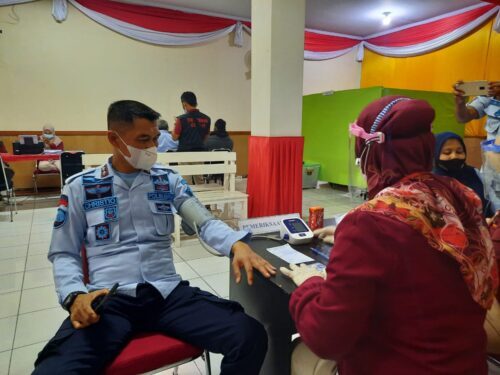 Lapas Kelas IIB Garut saat melaksanakan vaksinasi tahap dua di Aula Lapas Kelas IIB Garut, Jalan KH. Hasan Arif, Kecamatan Banyuresmi, Kabupaten Garut, Kamis (18/3/2021) (Foto: Andre/dara.co.id)