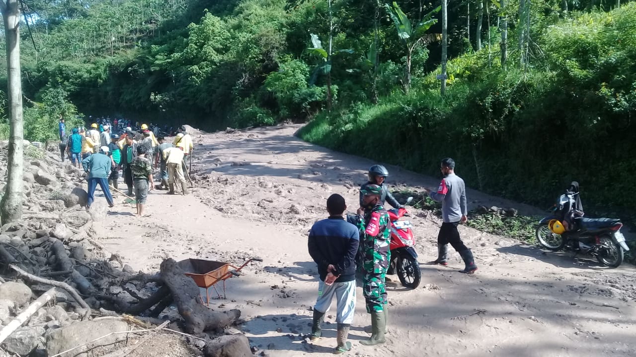 Petugas dibantu relawan melakukan pembersihan di Jalan Rancasalak, Kecamatan Kadungora, Kabupatem Garut yang tertutup material longsor (Foto: Andre/dara.co.id)