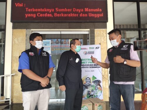 Tim ACT Garut saat bersilaturahmi dengan Kepala Dinas Pendidikan (Kadisdik) Kabupaten Garutm Totong, S.Pd, M.Si, di Kantor Disdik Garut (Foto: Andre/dara.co.id)