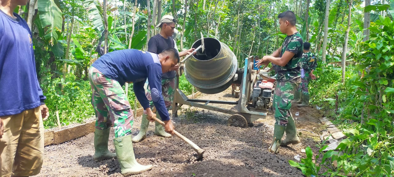 TNI melalui program TMMD membangun jalan sepanjang lebih dari 3,6 kilometer yang nantinya bisa menghubungkan ke beberapa dusun dan kampung, seperti Gunung Kula Sangkub dan Cilutung, Kabupaten Sumedang. (Foto: Penrem 062Tn) 