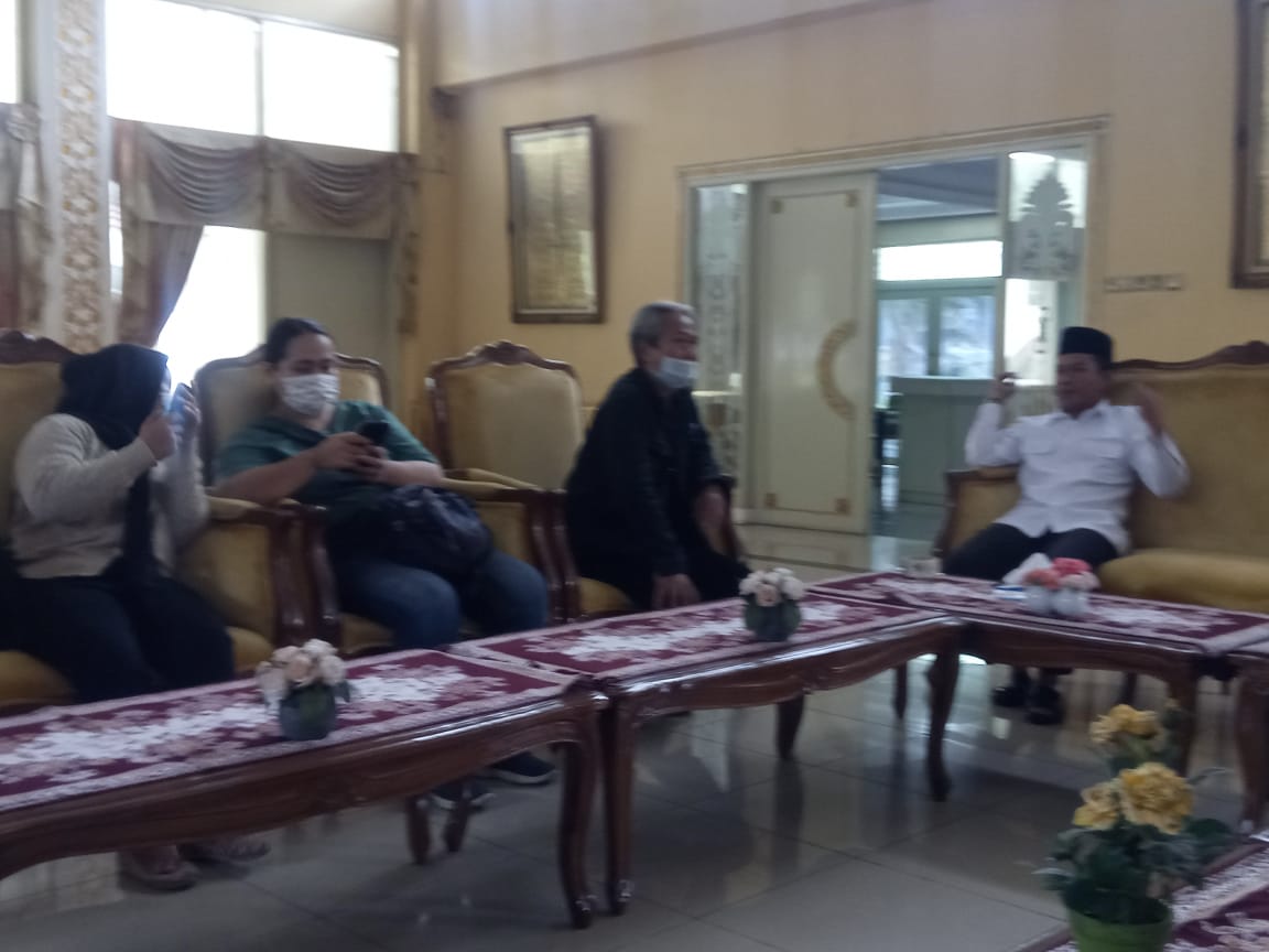 


Ketua PWI Kabupaten Bandung, H Rahmat Sudarmaji beserta jajaran pengurus saat audensi dengan Bupati Bandung terpilih, Dadang Supriatna, di rumah dinas bupati, Selasa (30/3/2021) (Foto: istimewa)
