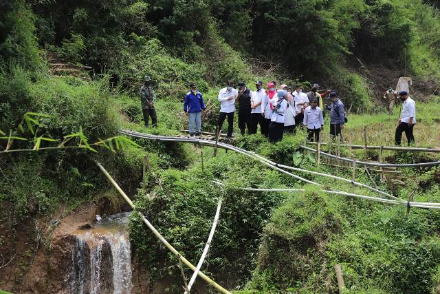 
Wakil Bupati Garut, dr.Helmi Budiman, saat mengunjungi saluran irigasi Citespong Kampung Cikadu, Desa Cilawu, Kecamatan Cilawu, Kabupaten Garut yang terkena longsoran beberapa waktu lalu, Rabu (3/3/2021). (Foto: andre/dara.co.id)