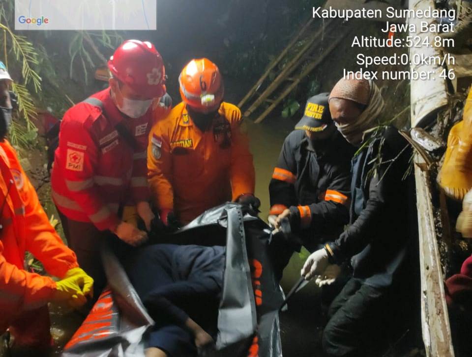 

Sejumlah Tim SAR Gabungan saat mngevakuasi korban Bus yang masuk jurang di kawasan Wado, Kabupaten Sumedang, Jawa Barat, Kamis (11/3/2021). (Foto : istimewa)
