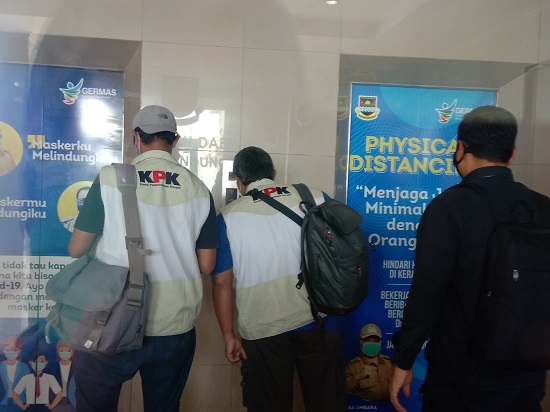 Penyidik KPK ke luar dari Kantor Disdik, naik lift menuju kantor Dinkes di lantai 2 Gedung A Komplek Perkantoran KBB-Ngamprah (Foto: Heni Suhaeni/dara.co.id)