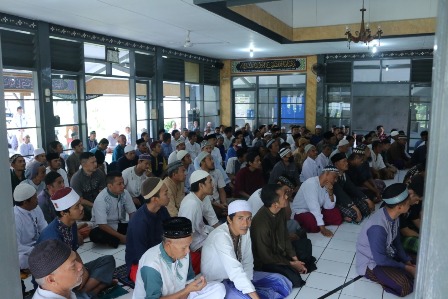 Dengan khidmat warga Binaan Lapas Kelas IIA Banceuy, Bandung, Jawa Barat mendengarkan tausyiah dari KH. Ali Abi Khottib. pada Tabligh Akbar
peringatan Isro Miraj Nabi Muhammad SAW bersama warga binaan di Masjid Nurul Falah Lapas Banceuy Bandung Sening (15/3/2021).(Foto : ist)  
