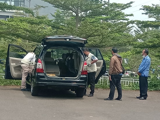 Mobil Kadis PUPR Bandung Barat saat diperiksa KPK (Foto: Heni Sauheni/dara.co.id)