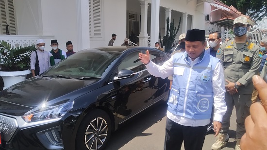 Wakil Gubernur Jabar Uu Ruhzanul Ulum yang pertama menggunakan mobil dinas listrik (Foto: Purwanda/dara.co.id)