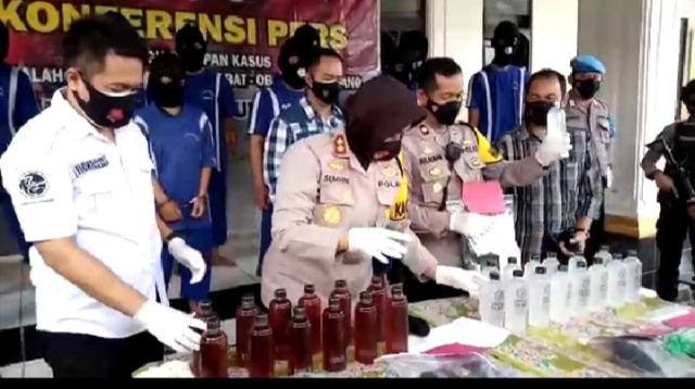 
Kapolres Sukabumi Kota AKBP Sumarni memperlihatkan sejumlah barang bukti saat gelar perkara kasus narkoba, di Mapolres Sukabumi Kota, Selasa (30/3/2021). (Foto : istimewa)