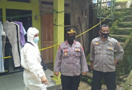 
Kapolsek Subang, Kompol Yayah Rokayah mendatangi TKP gantung diri di  dibelakang  Kantor Disnakertrans Kabupaten Subang, Minggu (7/3/2021), sekitar pukul 12.10 WIB.(Foto : yadi/dara.co.id)
