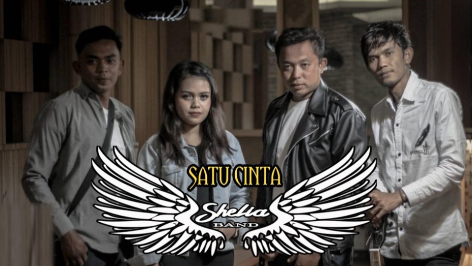 Para personal Shelia Band bersama Dinda Silvia. (Dok. Istimewa)