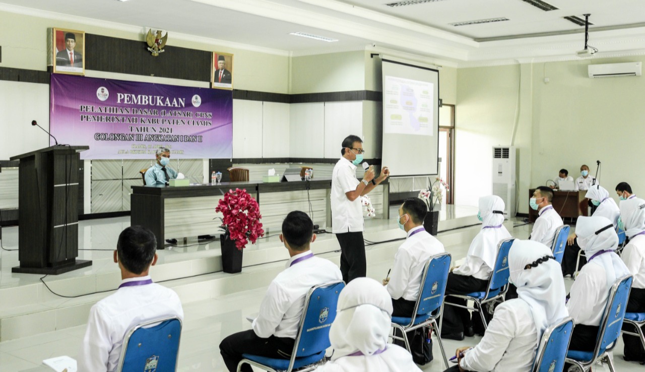 Bupati Ciamis Herdiat Sunarya saat memberi materi kepada seluruh peserta CPNS (foto : Istimewa)