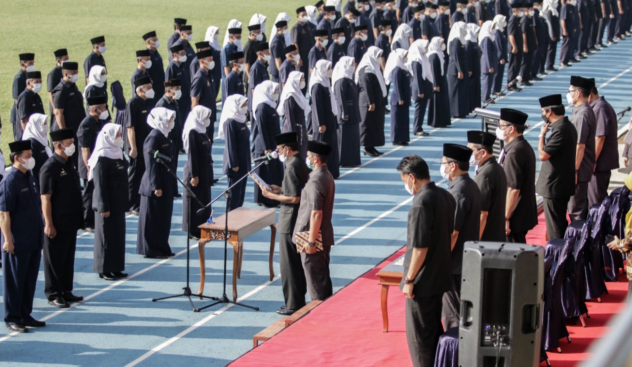 Bupati Ciamis, Herdiat Sunarya saat pelantikan kepala sekolah (foto : Istimewa)