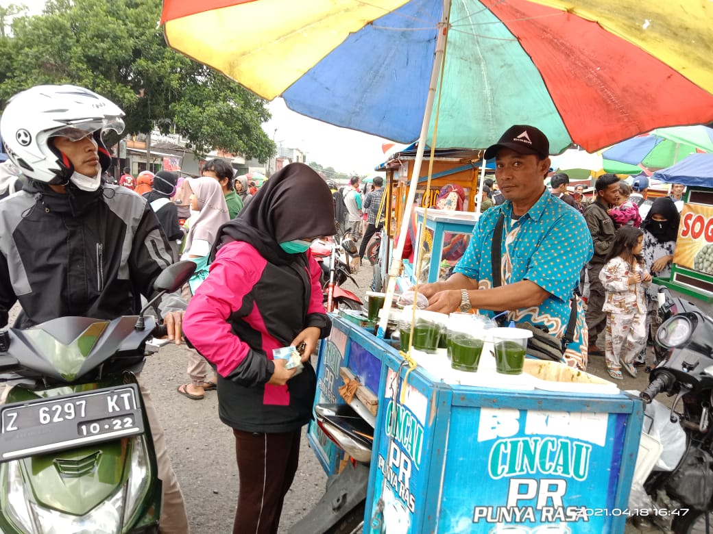 Suasana di Terminal Rajapolah yang beralih fungsi (foto : Nanang Yudi/dara.co.id)