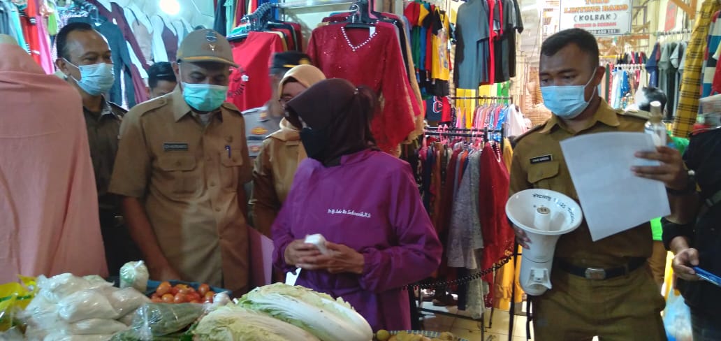 Wali Kota Banjar, Ade UU Sukaesih Sidak ke Pasar Banjar (foto : Istimewa)