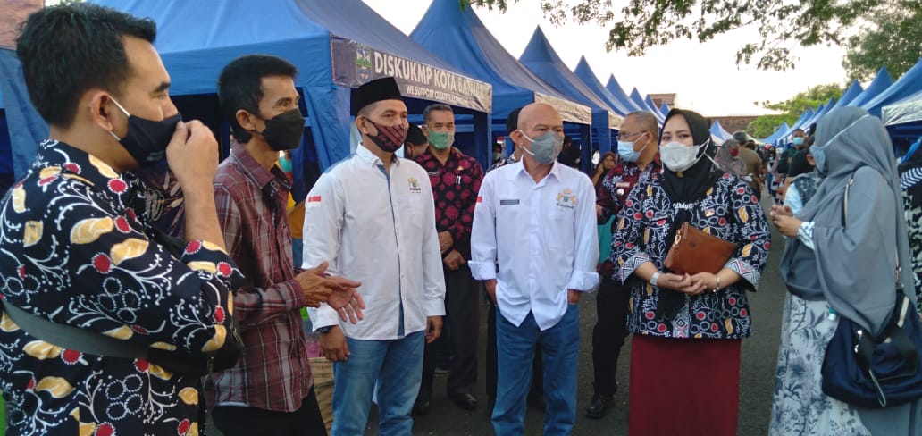 
Wakil Wali Kota Banjar  Nana Suryana (kedua kiri) saat meninjau Pasar Takjil. (Foto : Istimewa)

