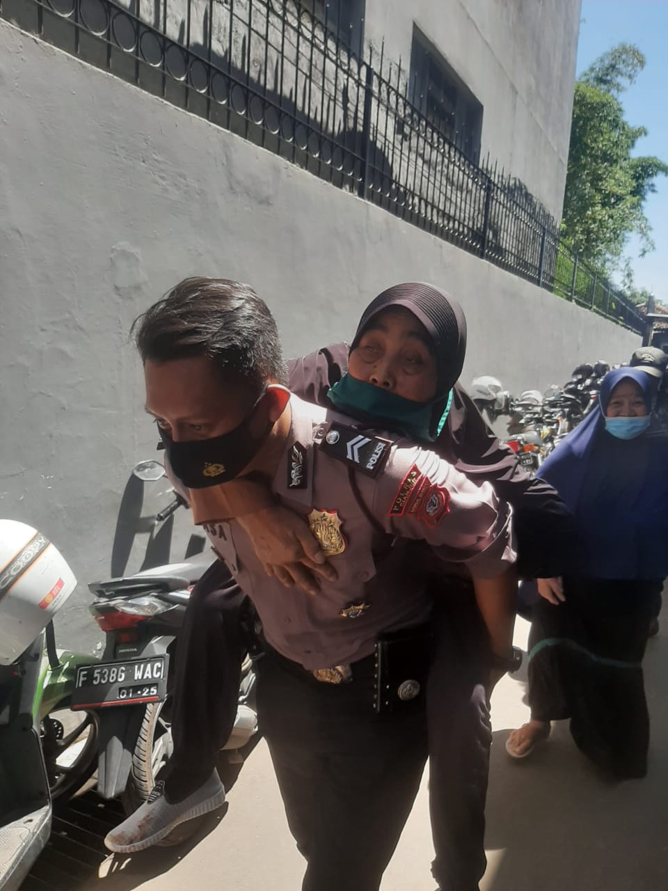 Briptu Kadek cepat tanggap evakuasi ibu paruh baya yang hampir pingsan (Foto: Istimewa)