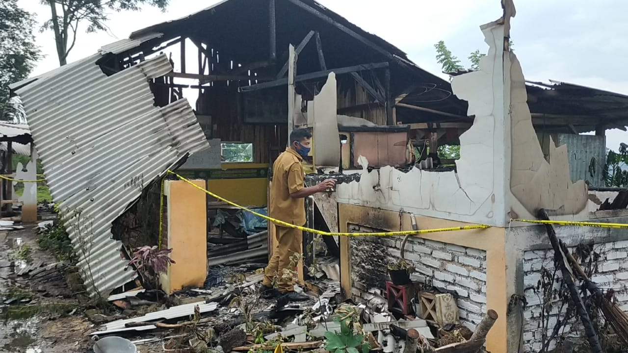 Bangunan semi permanen tempat belajar ngaji milik RS di Kampung Ciomas, Desa Dangiang, Kecamatan Cilawu, Kabupaten Garut luluh lantak dibakar massa (Foto: Andre/dara.co.id)