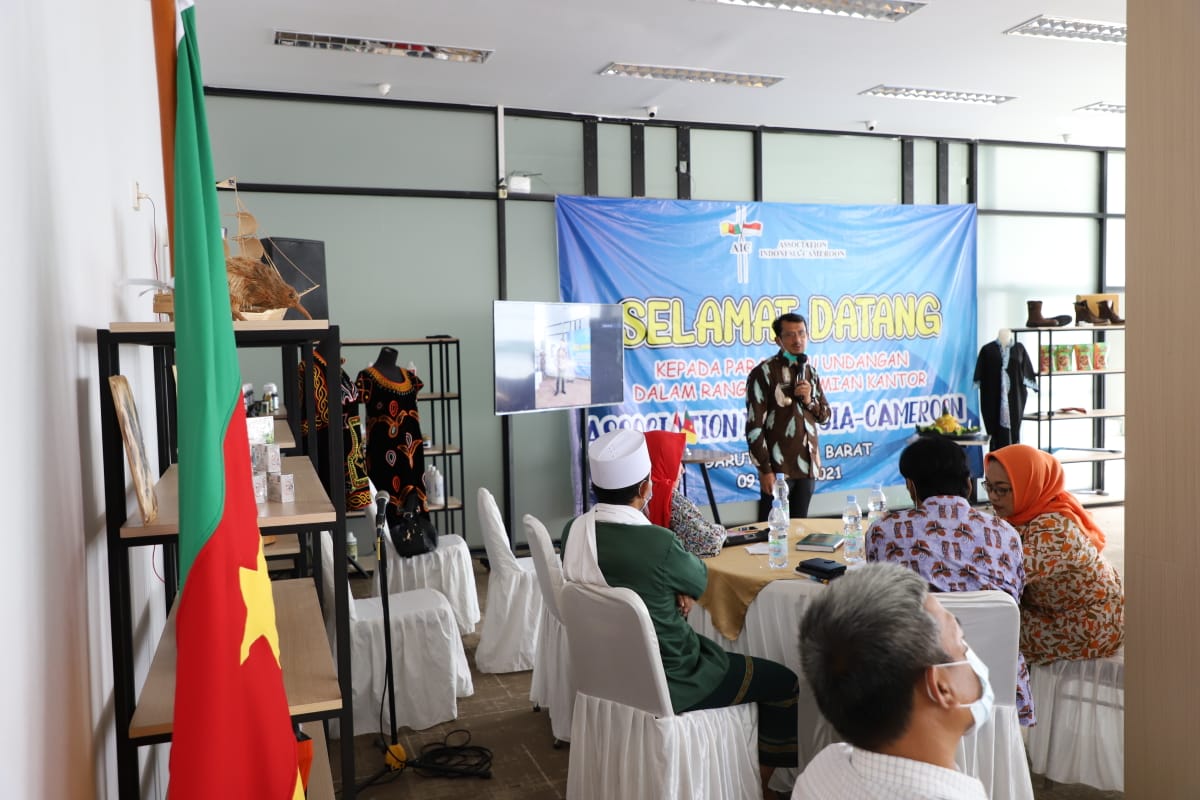 Wabup Garut, dr. Helmi Budiman, memberikan sambutan dalam acara peresmian Asosiasi Indonesia-Cameroon (AIC) di Ruko Sariwates, Desa Tanjungsari, Kecamatan Karangpawitan, Kabupaten Garut (Foto: Istimewa)