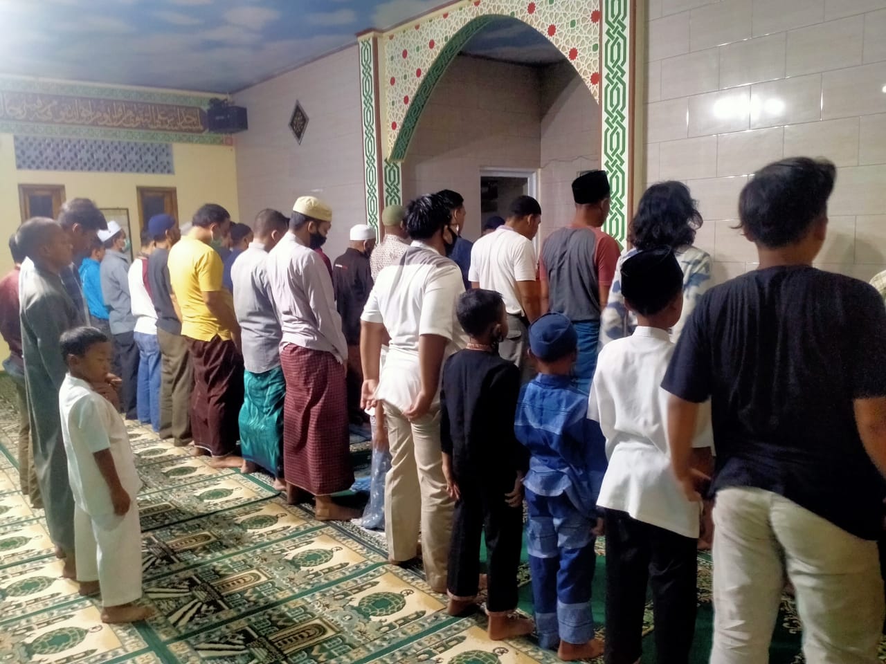 
Jamaah Masjid Binaul Makmur, Desa Banyusari, Kecamatan Katapang, Kabupaten Bandung, mulai melaksanakan Solat Tarawih, Senin (12/4/2021). Ketua Dewan Masjid Binaul Makmur, Ustadz Han Han bertindak sebagai Imam solat Isa dan Solat tarawih. (Foto : rahmat/dara.co.id)
