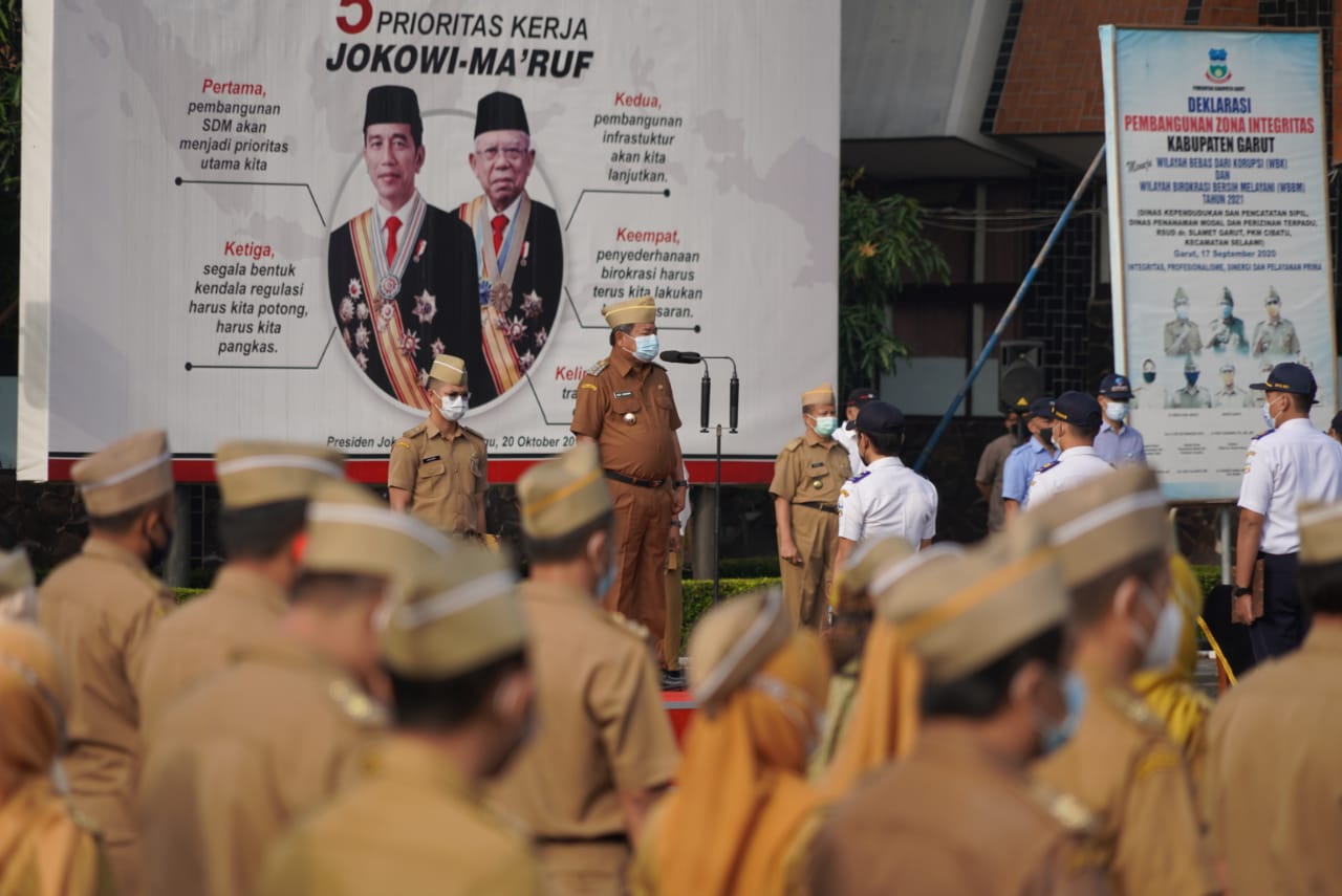 ASN Pemkab Garut mengikuti upacara bendera di Lapang Setda Garut (Foto: Istimewa)