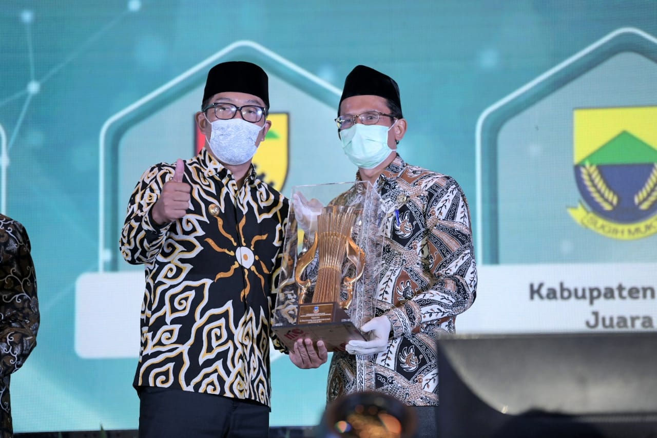 Pemkab Garut meraih Juara 1 dalam kategori Kabupaten Terbaik serta menerima Penghargaan Perencanaan Daerah (PPD) dalam Musyawarah Perencanaan Pembangunan (Musrenbang) tingkat Provinsi Jawa Barat yang digelar di Ballroom Trans Luxury Hotel, Bandung (Foto: Istimewa)