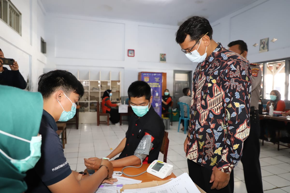 -Wakil Bupati Garut, dr. Helmi Budiman, mengecek langsung pelaksanaan vaksinasi untuk lansia di  Sekolah Dasar Darma Bhakti (Foto: istimewa)